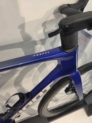 Blaues Rennrad mit der Aufschrift Propel auf dem Rahmen. Blaues Rennrad mit der Aufschrift Propel auf dem Rahmen.