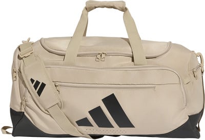 Eine beige Adidas Sporttasche mit großem Logo und Riemen. Eine beige Adidas Sporttasche mit großem Logo und Riemen.