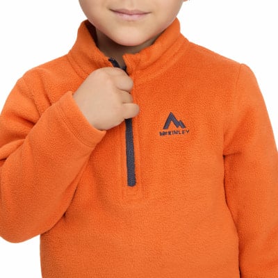 Orange Fleecejacke mit McKinley-Logo und dunkelgrauem Reißverschluss. Orange Fleecejacke mit McKinley-Logo und dunkelgrauem Reißverschluss.