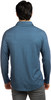 Rückansicht eines Mannes in einem blauen Langarmhemd und grauer Jeans.