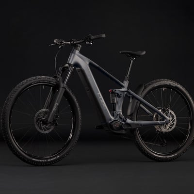 Graues Cube E-Bike mit Federung, vor schwarzem Hintergrund. Graues Cube E-Bike mit Federung, vor schwarzem Hintergrund.
