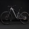 Graues Cube E-Bike mit Federung, vor schwarzem Hintergrund.