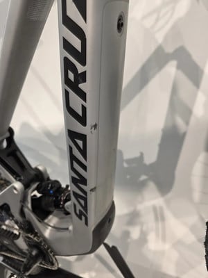 Teil eines Santa Cruz Fahrradrahmens mit geringfügiger Lackbeschädigung. Teil eines Santa Cruz Fahrradrahmens mit geringfügiger Lackbeschädigung.