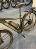 Schwarzes E-Bike mit Batteriefach und Gepäckträger im Hintergrund.
