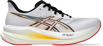 Weiße ASICS Laufschuhe mit orange-schwarzen Streifen und dicker weißer Sohle.