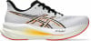 Weiße ASICS Laufschuhe mit orange-schwarzen Streifen und dicker weißer Sohle.