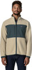 Ein Mann in einer beige Fleecejacke mit dunkelgrünem Einsatz und Logo.