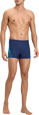 Mann in dunkelblauen Badeshorts mit blauer Grafik an der Seite.