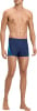 Mann in dunkelblauen Badeshorts mit blauer Grafik an der Seite.