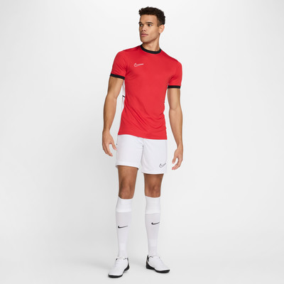 Ein Mann in einem roten T-Shirt und weißen Shorts steht vor einem weißen Hintergrund. Ein Mann in einem roten T-Shirt und weißen Shorts steht vor einem weißen Hintergrund.