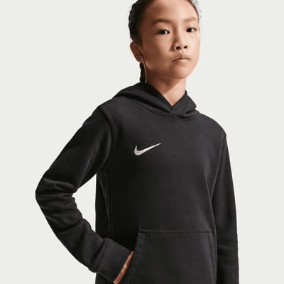 Dívka v černém tričku s kapucí a logem Nike. Dívka v černém tričku s kapucí a logem Nike.