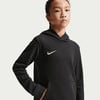 Dívka v černém tričku s kapucí a logem Nike.
