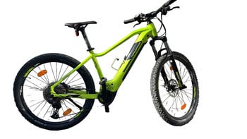Grünes E-Bike mit Federung und Scheibenbremsen.