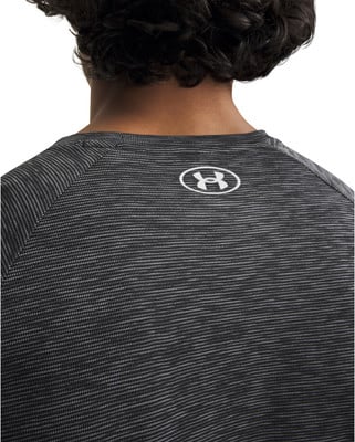 Rücken eines Mannes in einem T-Shirt mit Under Armour-Logo.