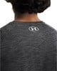 Rücken eines Mannes in einem T-Shirt mit Under Armour-Logo.