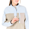 Damen hellblau-beige Fleecejacke mit Tasche und Druckknopfverschluss.