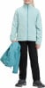 Mädchen in mintgrünem Fleece-Pullover und schwarzer Hose hält eine blaue Jacke.