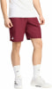 Mann in dunkelroten Shorts mit weißem T-Shirt und weißen Turnschuhen.