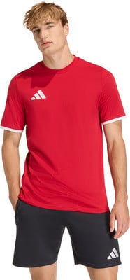 Ein Mann in einem roten Kurzarm-T-Shirt und schwarzen Adidas-Shorts. Ein Mann in einem roten Kurzarm-T-Shirt und schwarzen Adidas-Shorts.