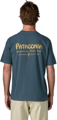 Mann von hinten in dunkelblauem T-Shirt mit Patagonia-Aufdruck und Adresse. Mann von hinten in dunkelblauem T-Shirt mit Patagonia-Aufdruck und Adresse.