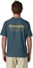 Mann von hinten in dunkelblauem T-Shirt mit Patagonia-Aufdruck und Adresse.