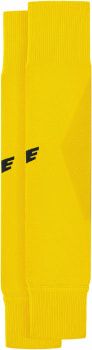 Zwei gelbe Fußballsocken mit schwarzem Logo