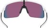 Weiße Sportbrille mit lila verspiegelten Gläsern und schwarzer Nasenauflage.