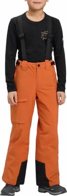 Junge in orangefarbener Latzhose und schwarzem Shirt. Junge in orangefarbener Latzhose und schwarzem Shirt.