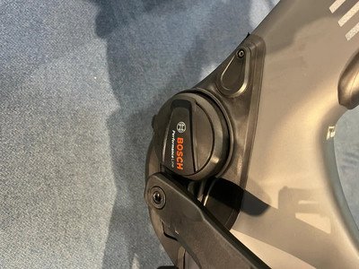 Detail eines Bosch Performance Line E-Bikes mit Kurbel. Detail eines Bosch Performance Line E-Bikes mit Kurbel.