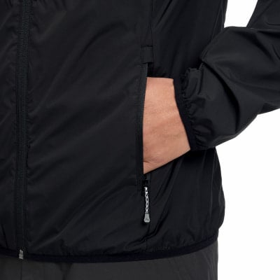 Detail bundy s rukou vo vrecku, zips s ozdobným ťahadlom. Detail bundy s rukou vo vrecku, zips s ozdobným ťahadlom.