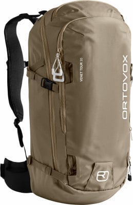 Brauner Tourenrucksack mit weißem Logo und Riemen. Brauner Tourenrucksack mit weißem Logo und Riemen.