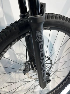 Vorderradgabel eines RockShox Boxxer Mountainbikes mit Scheibenbremse. Vorderradgabel eines RockShox Boxxer Mountainbikes mit Scheibenbremse.