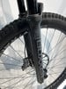 Vorderradgabel eines RockShox Boxxer Mountainbikes mit Scheibenbremse.