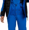 Detail einer blauen Herren-Skijacke und Hose mit schwarzen Elementen.