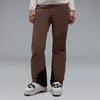 Braune Skihose mit schwarzen Einsätzen und weißen Skischuhen.