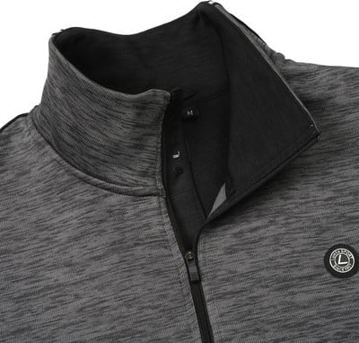 Detail des Kragenabschlusses und Reißverschlusses einer grauen Herrenjacke mit Logo.