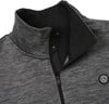 Detail des Kragenabschlusses und Reißverschlusses einer grauen Herrenjacke mit Logo.
