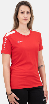 Eine Frau in einem roten T-Shirt mit weißen Streifen am Ärmel und JAKO-Logo. Eine Frau in einem roten T-Shirt mit weißen Streifen am Ärmel und JAKO-Logo.