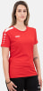 Eine Frau in einem roten T-Shirt mit weißen Streifen am Ärmel und JAKO-Logo.
