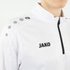 Eine weiße Jacke mit schwarzem JAKO-Logo und Schulterdetails.