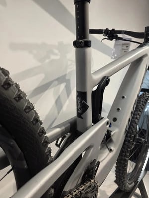 Rahmendetail eines Mountainbikes mit Dämpfer und Hinterrad. Rahmendetail eines Mountainbikes mit Dämpfer und Hinterrad.