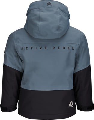 Rückseite einer Jacke mit Kapuze und dem Schriftzug ACTIVE REBEL. Rückseite einer Jacke mit Kapuze und dem Schriftzug ACTIVE REBEL.