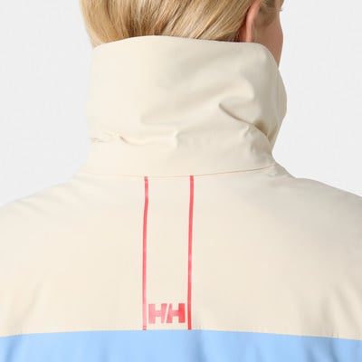 Rückansicht einer Jacke mit hohem Kragen und HH-Logo. Rückansicht einer Jacke mit hohem Kragen und HH-Logo.