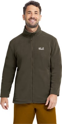 Ein Mann in einer dunkelgrünen Fleecejacke mit Reißverschluss und brauner Hose. Ein Mann in einer dunkelgrünen Fleecejacke mit Reißverschluss und brauner Hose.