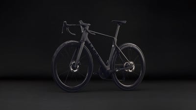 Ein schwarzes Rennrad mit Scheibenbremsen und Carbonrahmen. Ein schwarzes Rennrad mit Scheibenbremsen und Carbonrahmen.