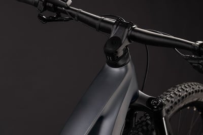 Detail eines modernen E-Bikes mit dunklem Rahmen und Lenker. Detail eines modernen E-Bikes mit dunklem Rahmen und Lenker.