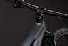 Detail eines modernen E-Bikes mit dunklem Rahmen und Lenker.