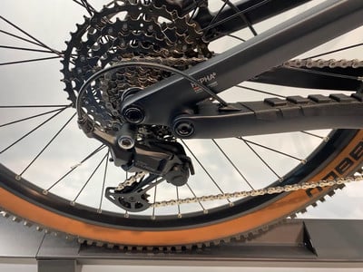 Schaltwerk und Kassette an einem schwarzen Fahrrad mit braunem Reifen. Schaltwerk und Kassette an einem schwarzen Fahrrad mit braunem Reifen.