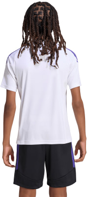 Rückansicht einer Person in weißem T-Shirt und schwarzer Hose mit lila Akzenten. Rückansicht einer Person in weißem T-Shirt und schwarzer Hose mit lila Akzenten.