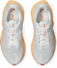 Oberansicht weißer Asics-Laufschuhe mit orangefarbener Sohle.